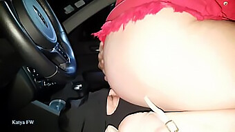 Katya, Une Maîtresse Dominante, Fait Une Croisière Dans Sa Voiture Tout En Étant Vêtue D'Une Jupe Serrée En Latex Rouge Et Prend Plaisir À Se Servir De Sa Soumise Comme D'Un Coussin Humain Pour Son Luxueux Siège.