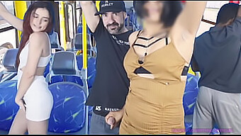 Vášnivé Stretnutie V Autobuse, Keď Žena Zdvihne Sukňu A Prenikne Do Nej Medzi Cestujúcimi.