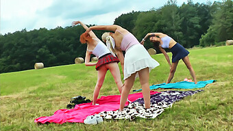 Entusiastas Do Fitness Praticam Yoga E Ginástica Ao Ar Livre Em Uniformes Escolares