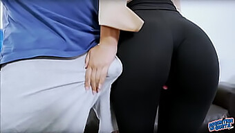 Una Giovane Latina In Leggings Di Cammello Mostra Il Suo Grande Culo