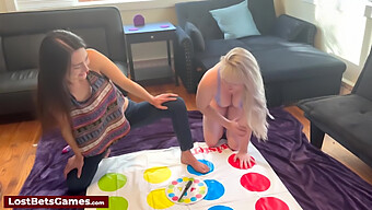 Lesbiska Strippar Och Leker Twister, Använder Sexleksaker För Att Vinna