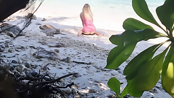 Une Blonde Se Fait Baiser Sur La Plage En Hd