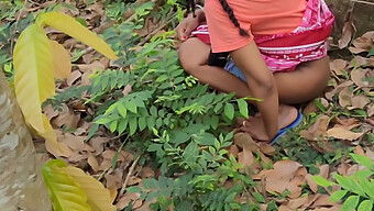 Hitam Di Luar: Remaja Kencing Di Hutan