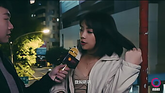 Yueyue'S Straatinterview Met Een Klein Paardenlabel