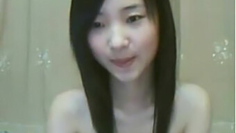 Gadis Cina Amatur Masturbasi Di Webcam