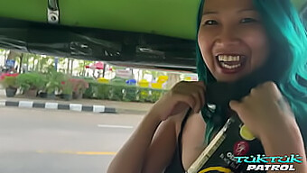 Une Femme Thaïlandaise Excitée Donne Une Gorge Profonde Enthousiaste Au Gros Pénis D'Un Étranger.