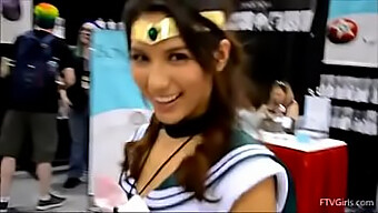 Cosplayer Melody Wylde Dan Teman-Temannya Memamerkan Aset Mereka Di San Diego Comic-Con