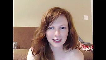 Une Belle Rousse Adorable Se Montre Devant Sa Webcam