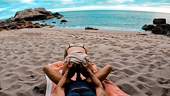 Casal Amador Desfruta De Sexo Público Durante As Férias Na Praia.