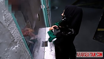 Gadis Arab Menginap Di Hotel Dan Menikmati Aksi Dari Belakang.