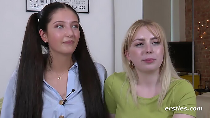 Dua Blonde, Dua Usia Yang Berbeda, Memuaskan Kemesraan Lesbian