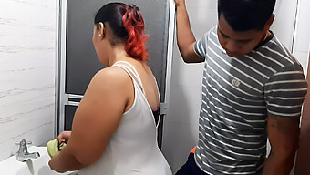 Latina Culona Se Sorprende Por Su Novio Mientras Limpia El Baño