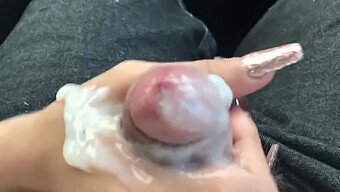 Pov Video Van Een Latina Vrouw Die Een Geweldige Orale En Handjob Geeft, Wat Leidt Tot Een Cumshot Slik