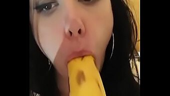 Adolescente Taille Une Pipe Sensuelle Avec Une Banane