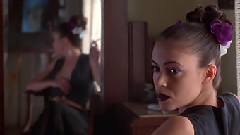 Alyssa Milano És Lily Szenvedélyes Csókjelenetben A Poison Ivy 2-Ből