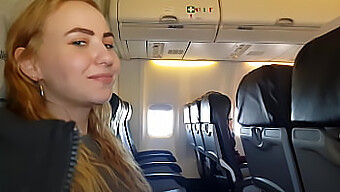 Plaisir En Avion Public D'Une Adolescente: Oral Et Branlette Excitante