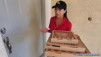 Ember Snow Mang Đến Một Cuộc Tình Ba Nóng Bỏng Cho Một Người Giao Pizza