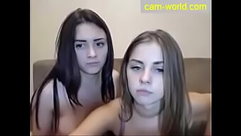 Mamá Y Adolescente Lesbianas Se Besan Y Se Tocan En Cámara. ¡no Te Pierdas Esta Escena Caliente!