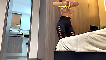 Capture Secretamente A Rotina Matinal De Uma Modelo De Fitness Com Uma Câmera Espiã, Focando Em Sua Figura Voluptuosa E Herança Latina