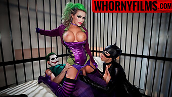 I Supereroi Cosplayer Joker E Cat Woman Si Impegnano In Un Threesome Bollente Con Una Donna Voluttuosa