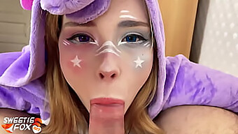 Pov Cosplay Med En Busty Babe Som Gir En Handjob Og Blowjob