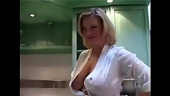 Blondinka Finska Milf Se Prepušča Čutnemu Kajenju