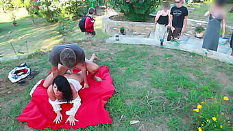 Une Aventure Sexuelle En Plein Air Avec Une Milf Se Termine En Creampie Et Éjaculation Faciale