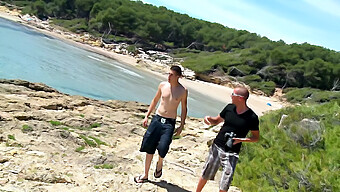 To Store Naturlige Bryster Og Stram Røv Bliver Kneppet På Stranden