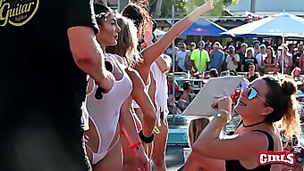 Festa Selvaggia In Piscina Con Troie Della Realtà Nuda E Grandi Tette Naturali