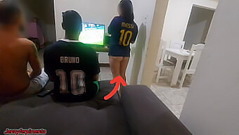 Um Trio Selvagem Com Uma Esposa Peituda E Dois Maridos Ansiosos, Realizando Uma Fantasia De Cuckold