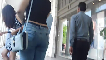 Chica India En Jeans Ajustados Recibe Una Buena Frotación En Su Estómago