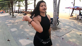 Eine Junge Thailändische Amateurin Mit Einem Großen Hintern Genießt Es, Einen Touristen Mit Großem Schwanz In Einem Selbstgemachten Video Zu Reiten