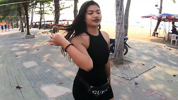 Un Tânăr Amator Thailandez Cu Un Fund Mare Se Bucură Să Călărească Un Turist Cu Pula Mare Într-Un Videoclip De Casă