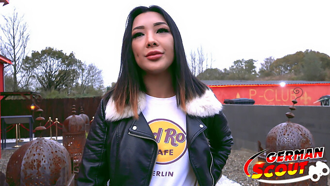 Junges Thaigirl Lockt Und Wird Auf Der Straße Von Deutschem Touristen Gefickt