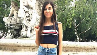 La Giovane Ragazza Tedesca Anya Krey Seduce Per Fare Sesso In Pubblico