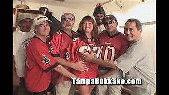 Milf De Seios Naturais Desfruta De Uma Gang Bang Selvagem Em Uma Festa Do Super Bowl Em Tampa