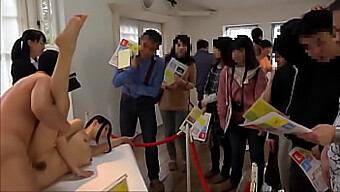 Genç (18+) Japon Kızlar Sanat Gösterisinde Sert Seksin Tadını Çıkarıyor