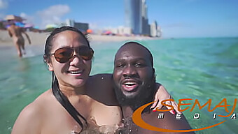 Interracial Sjov Med En Smuk Fed Latina På Miami Beach