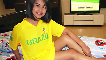 Remaja Thai Menunggang Dan Memberikan Blowjob Dalam Jersi Piala Dunia