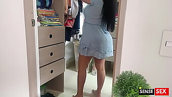 Ketahuan Mengintai Cameltoe Ibu Tiri, Aku Squirt Dia Sampai Orgasme