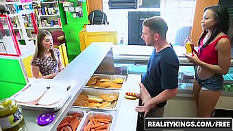 Reality Kings: Alice March Et La Rencontre Torride D'Adrian Maya Sur Un Stand De Hot Dog