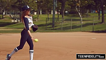 L'Esperienza Di Sesso Violento Di Kirsten Lee Con Il Suo Allenatore Di Baseball