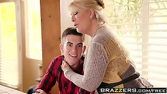 Ariella Ferrera Og Jordi El Nino I Et Hett Kontormøte På Brazzers