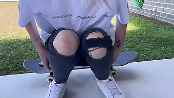 Gadis Skater Australia Mencapai Orgasme Di Depan Kamera.