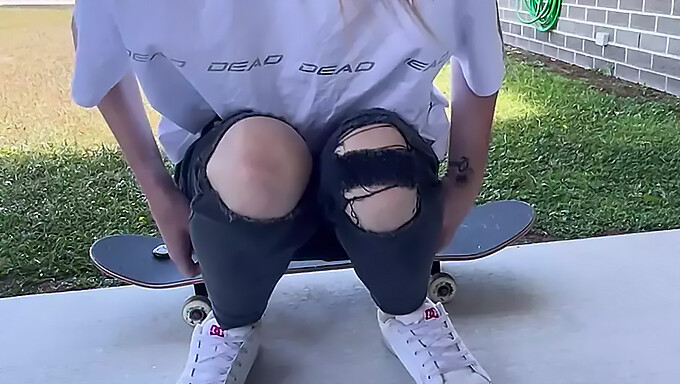 Australian Skater Girl'S Public Orgasm Caught On Camera