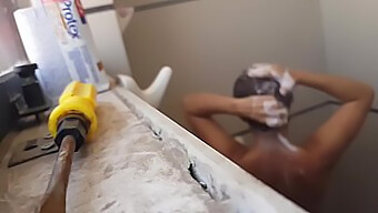 Petite Belle-Sœur Colombienne Prise En Flagrant Délit D'Espionnage Cam.