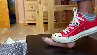 Cô Gái Mặc Converse Chucks Màu Đỏ Chà Đạp Và Bóp Nát Quả Cầu