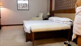 O Curvă Asiatică Primește Sperma În Camera Ei De Hotel