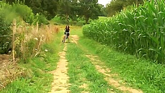 Placer Voyeurista Del Abuelo En El Trío Al Aire Libre De Una Joven Pareja