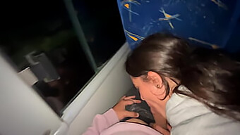 El Encuentro En Autobús Público De Una Joven Se Convierte En Una Escena De Sexo Bdsm